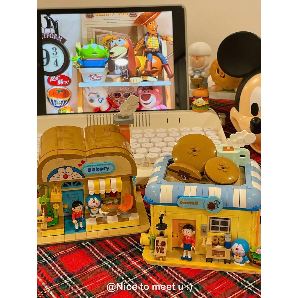 ของแท้ Doraemon Dorayaki Bakery Street View Building Blocks Tinkerbell Cat การศึกษาประกอบของเล่นของข