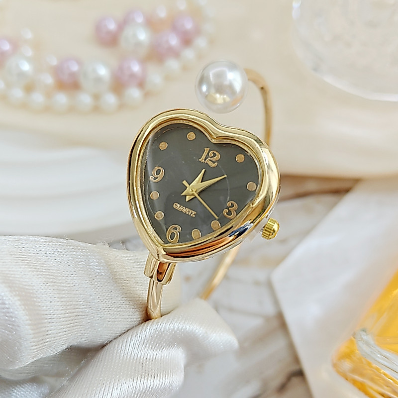 2026 สไตล์ใหม่ Niche Light Luxury Pearl Love สุภาพสตรีนาฬิกาอารมณ์แฟชั่นสร้อยข้อมือนาฬิกาผู้หญิง