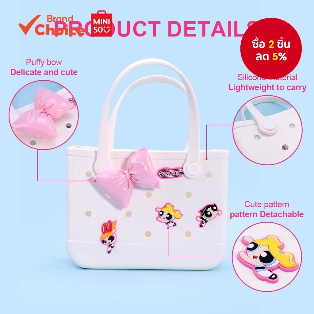 MINISO  ซีรีส์ Powerpuff Girls - กระเป๋าโท้ทแบบเจาะรูที่มีสไตล์ ทนทาน และใช้งานได้ดี (สีขาว) ขนาด 27.9 ซม. x 12.2 ซม. x 21.4 ซม.
