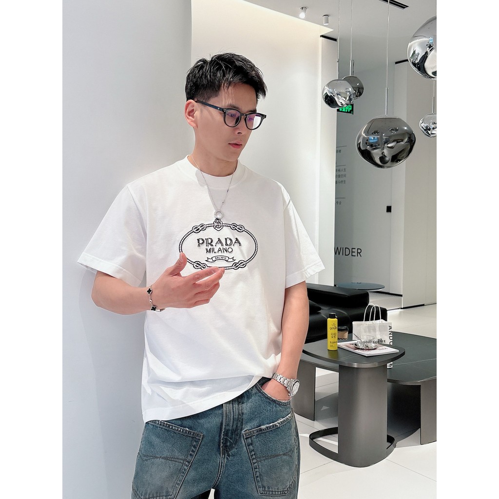 PRADA PRADA ผู้ชายผู้หญิงขนาดพิเศษสั้นสไตล์คู่เว็บไซต์อย่างเป็นทางการ Synchronous New Street สไตล์ทุ