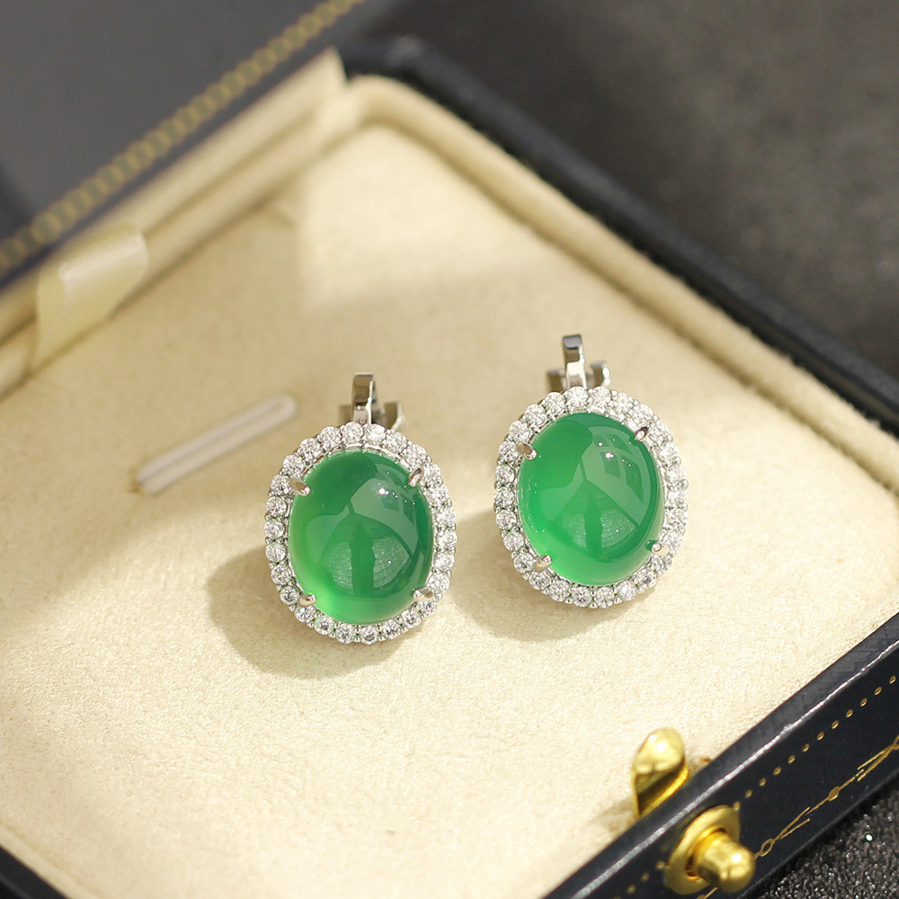 High-End Retro Green Egg Face เลียนแบบ Chalcedony ต่างหูคลิปหูไม่มี Pierced ต่างหูผู้หญิงต่างหู
