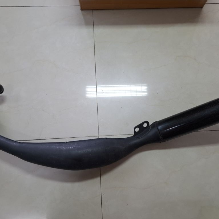 ท่อไอเสีย Kawasaki AR80-AR80 MICRO-AR80F-AR80 F1 ของแท้ใหม่เก่าเก็บมีรอยขีดข่วนบ้างแต่ไม่มีบุบ ไม่มี