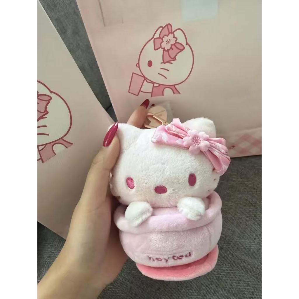Xicha Co-Branded HelloKitty จี้ตุ๊กตามูลค่าสูงพวงกุญแจถ้วยน้ําชาจี้ตุ๊กตาตุ๊กตาของขวัญ
