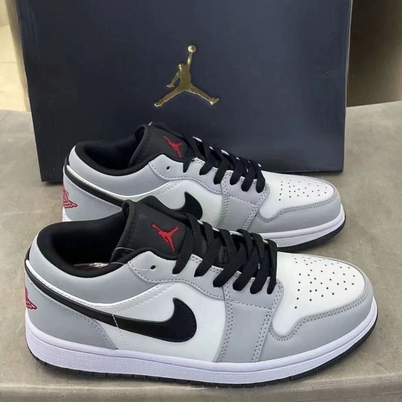 รองเท้าผู้ชายใหม่ขายร้อน aj1 Soot Low-Top อินเทรนด์ All-Match คู่กีฬารองเท้าผู้ชายผู้หญิงสไตล์เดียวก