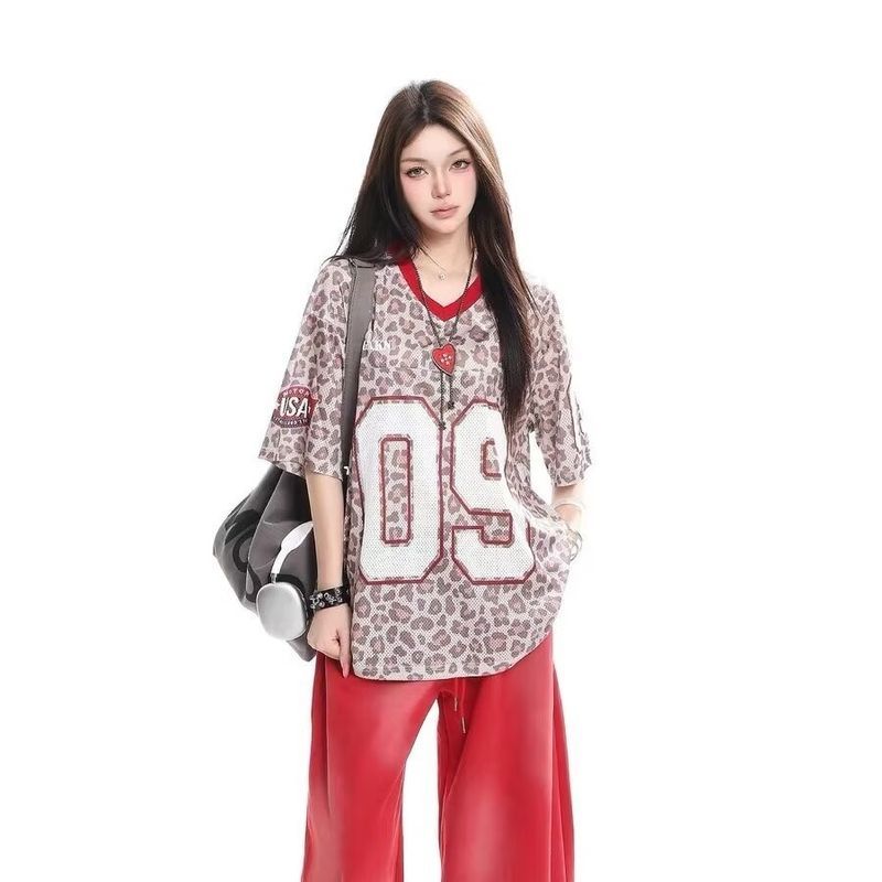 Suikone เสื้อยืดผู้ชายแขนสั้นสไตล์อเมริกันวิทยาลัยสไตล์คอวีเสือดาวพิมพ์เสื้อ unisex — صورة 2