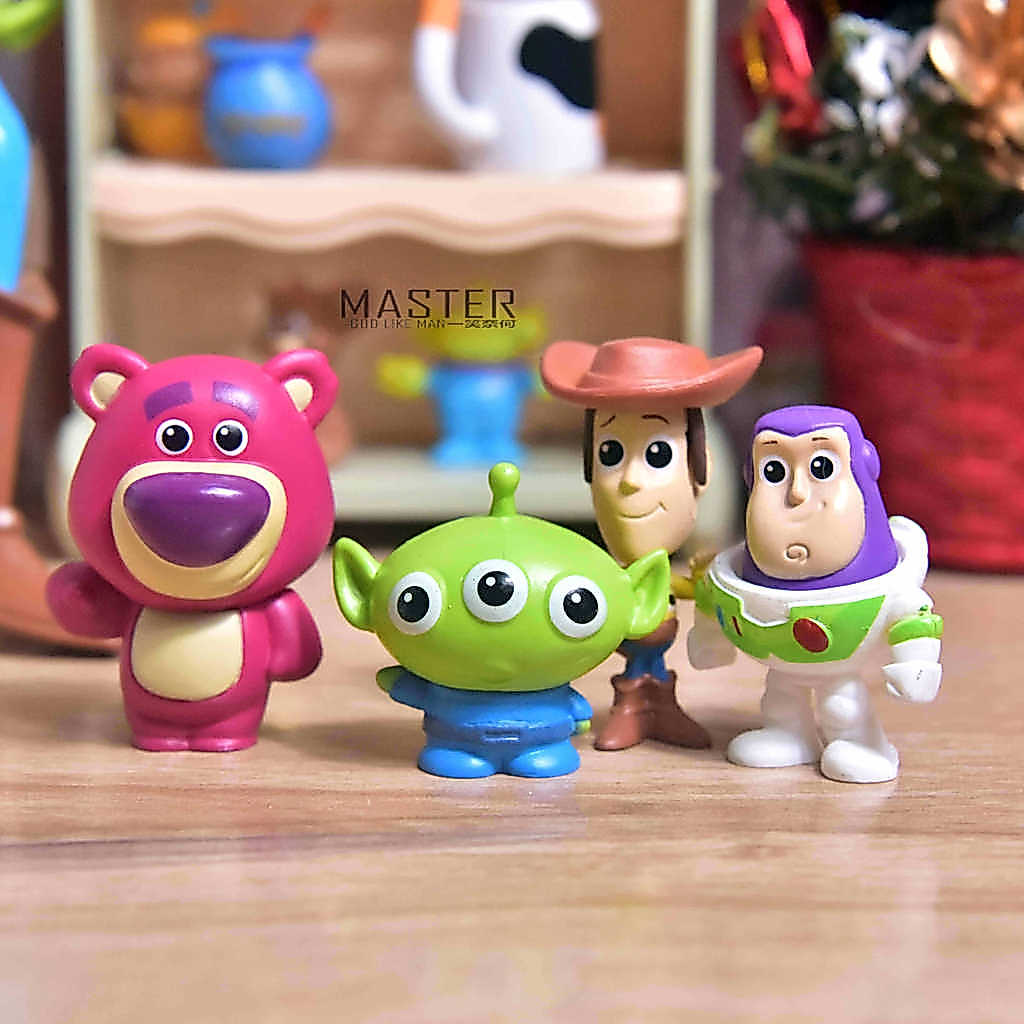 ⚡️⚡️การค้าต่างประเทศ Bulk Toy Story Strawberry Bear Three-Eyed Boy Woody Buzz Lightyear ตุ๊กตาการ์ตูนตกแต่งรุ่น