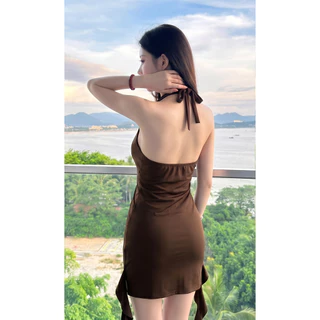 เดรสสั้นคล้องคอ คอวีลึกติดหัวเข็มขัดเพชรกลางอก เปิดหลัง สม็อคยางยืด ทรงเข้ารูป ชายผ้าแต่งพู่ห้อยเกลียวข้างลำตัว #9693