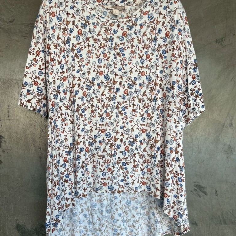 เสื้อยืดคอกลม สีครีม ลายดอกสีฟ้าขาวส้ม แขนเลยไหล่ หน้าสั้นหลังยาว Forever21 Size M อก 44" เอว 44" ยา