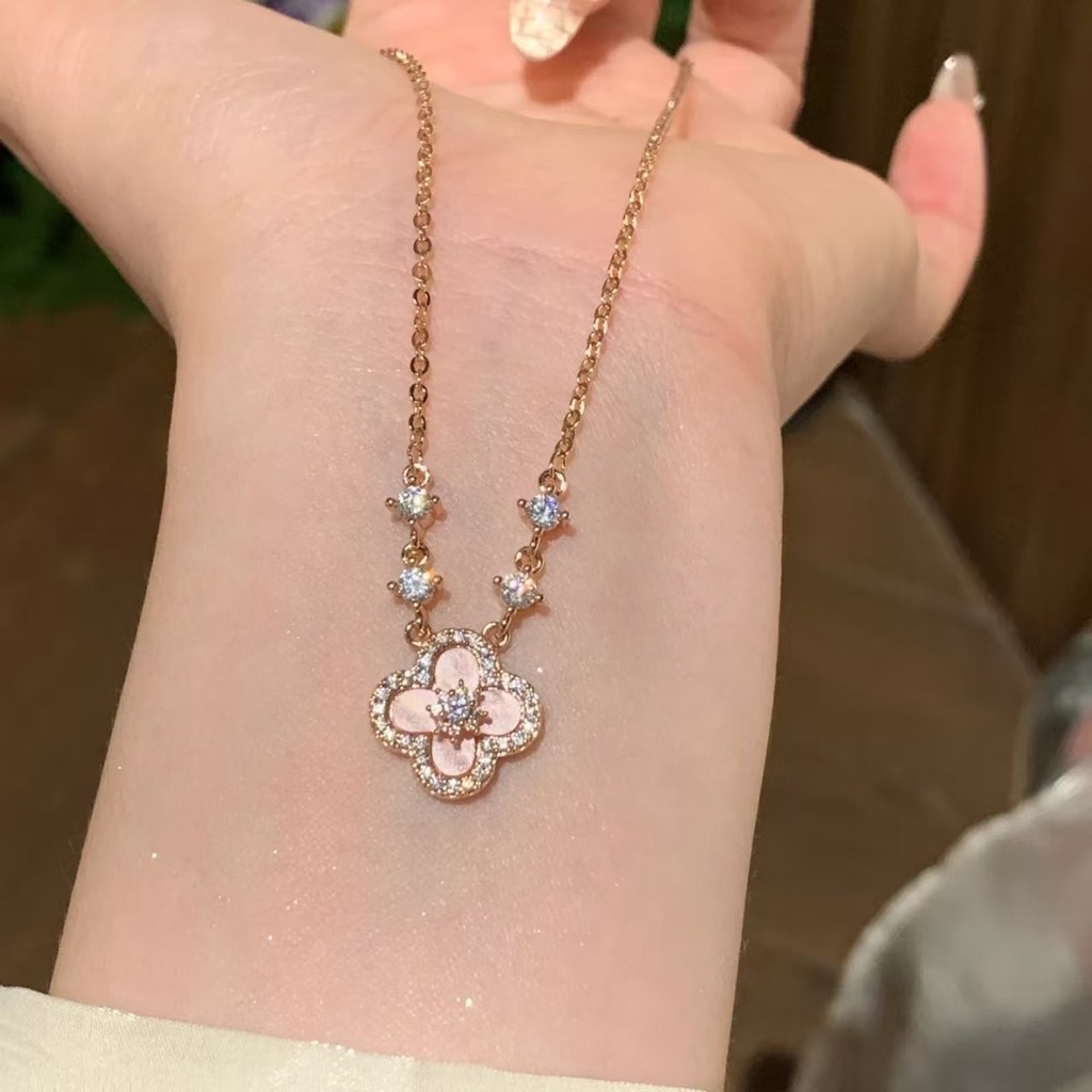 เปลือกสีชมพู Four-Leaf Clover สร้อยคอหญิงแฟชั่น Niche Light Luxury Design Clavicle Chain ที่ไม่ซ้ําก