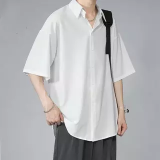 เสื้อเชิ้ตแขนสั้นผู้ชายสไตล์เกาหลี สีพื้น ทรงหลวม ไซส์ใหญ่ ใส่สบาย ระบายอากาศ เสื้อแฟชั่นลำลองแมทช์ง่าย
