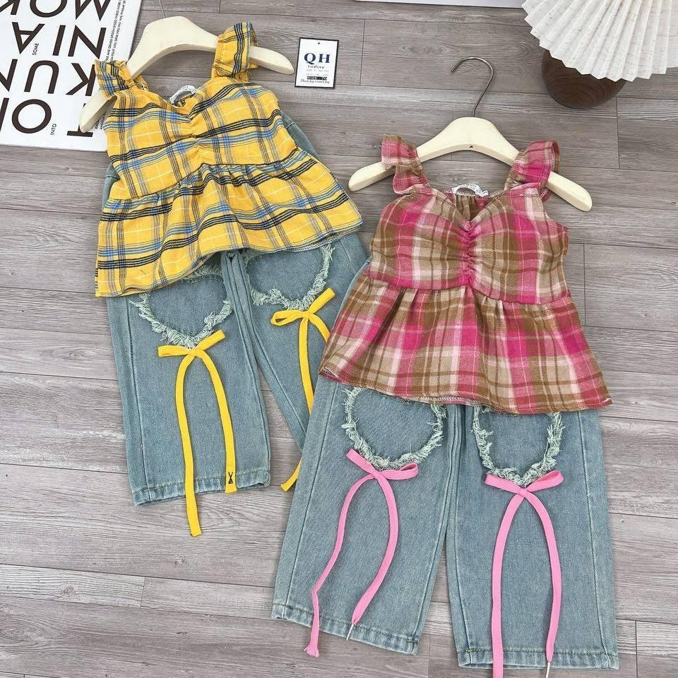 G431 (ขนาด 90-140) ชุดเซ็ทเสื้อลายสาว และกางเกงยีนส์ผ้านิ่มลายหัวใจตกแต่งโบว์