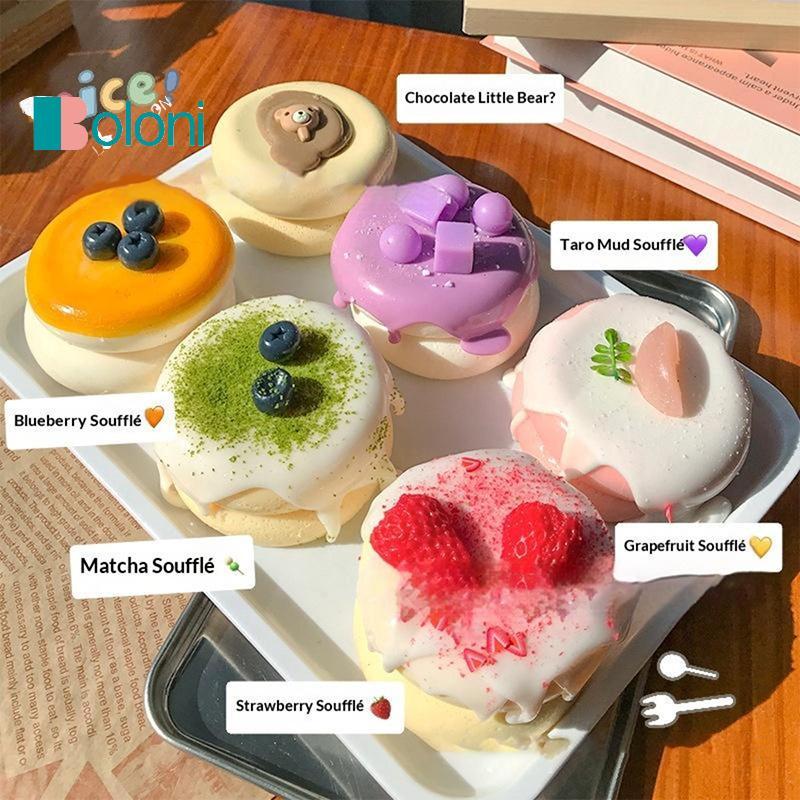 [Boloni] Strawberry Souffle Squishy ของเล่นเนื้อครีมนุ่มและอาหารสมจริงดูที่สมบูรณ์แบบสําหรับความเครียดบรรเทาเด็กของขวัญตกแต่งโต๊ะใหม่