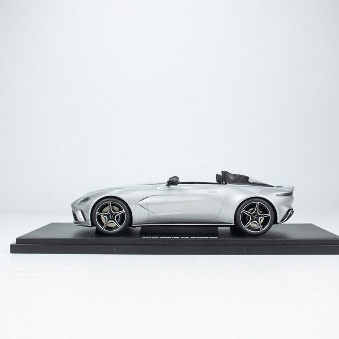 GT Spirit 1:18 ASTON MARTIN V12 SPEEDSTER 2021 SKYFALL SILVER GT430