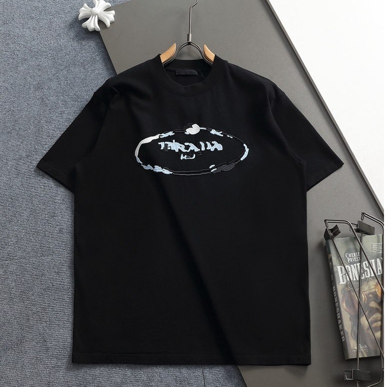 2026PRADA Early Spring เสื้อยืดแขนสั้นสไตล์ใหม่ผู้ชายผู้หญิงคู่สไตล์รอบคอ Slim-Fit Design Top กีฬาสี