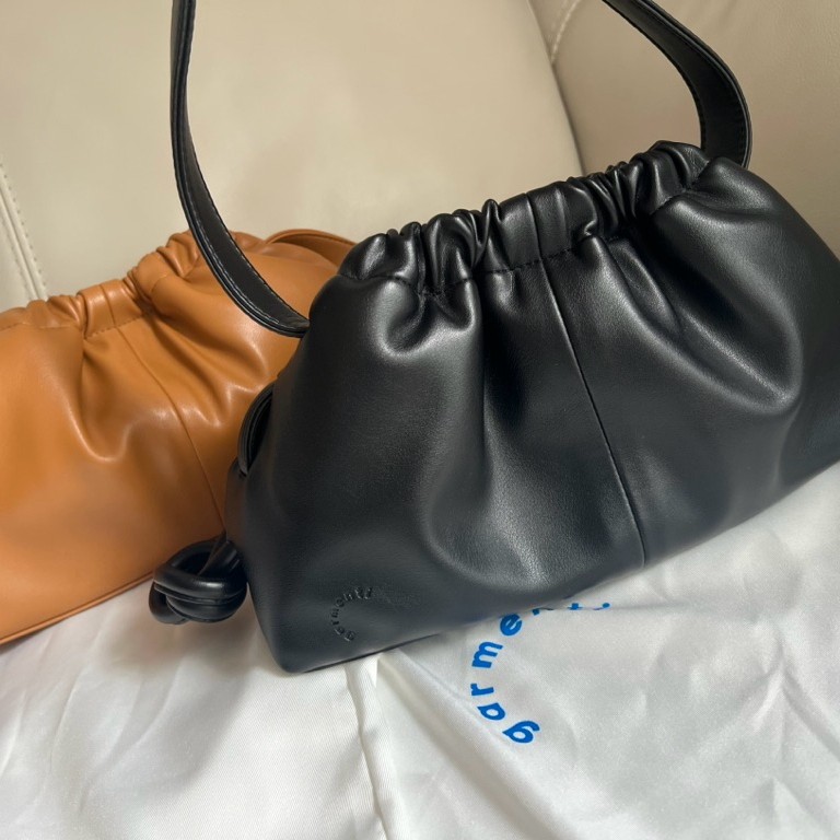 (used like very new) garmenti GYOZA bag (pepper)