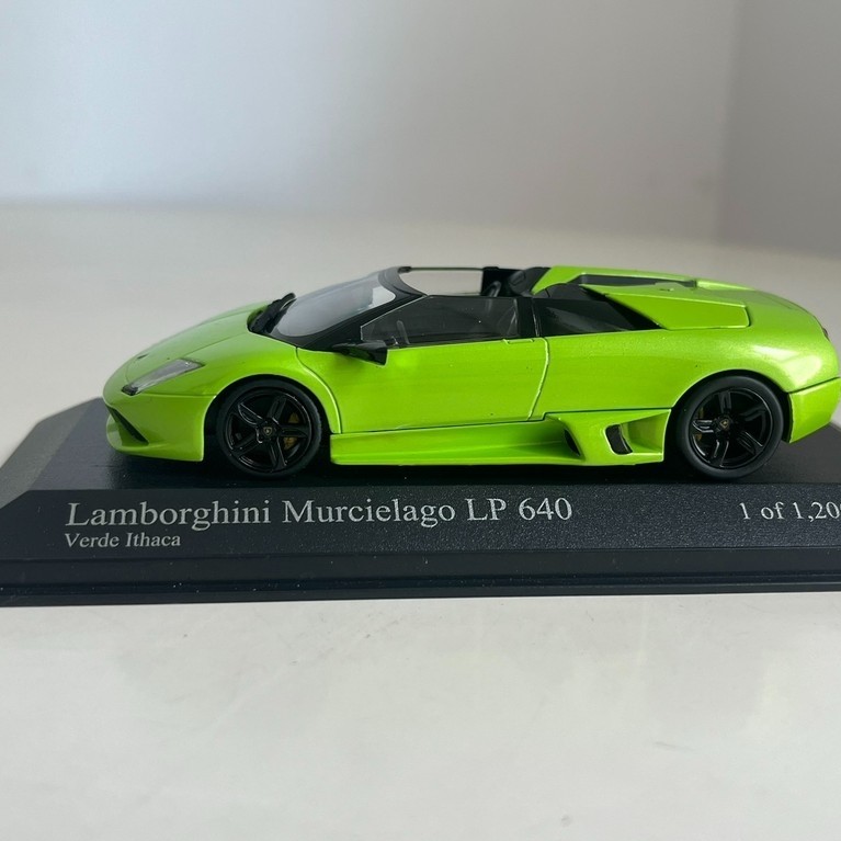 Mini Cut Minichamps 1: 43 LAMBORGHINI Bat LP-640 Convertible Apple Green LAMBORGHINI MURCIELAGO LP-6