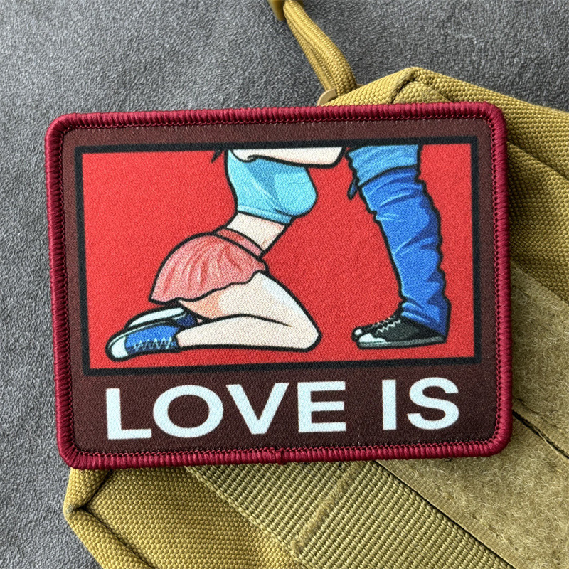 "LOVE IS" พิมพ์ Patch บนเสื้อผ้ายุทธวิธี Morale Badge Hook Loop Patch กระเป๋าเป้สะพายหลังสติกเกอร์ Armband