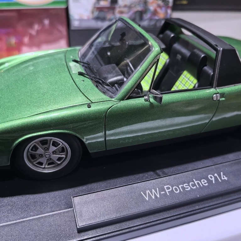 [สต๊อกพร้อม หากคุณมีคําถามใด ๆ ติดต่อ] NOREV 1: 18 VW-Porsche 914 Green Convertible