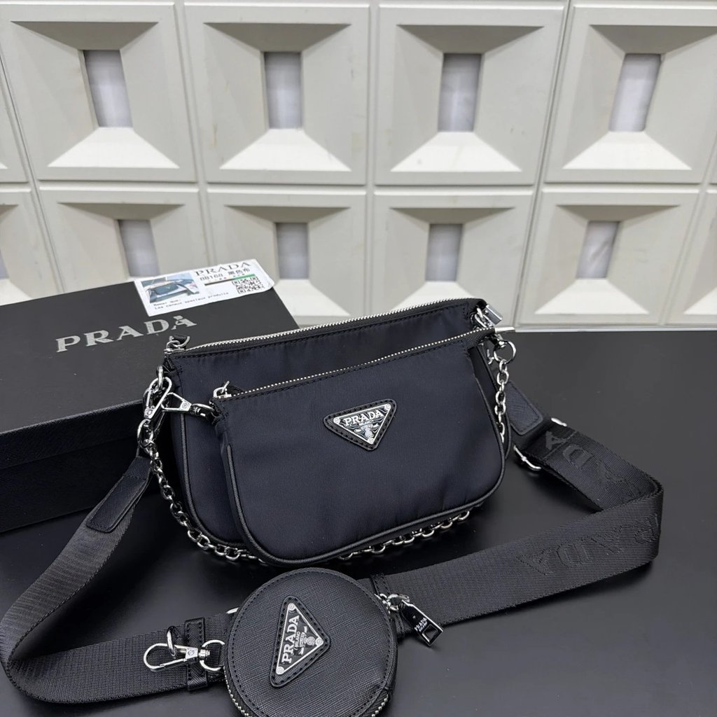 PRADA PRADA Silver Hardware Nylon Messenger Bag กระเป๋าสะพายไหล่ผู้ชายสีดํา