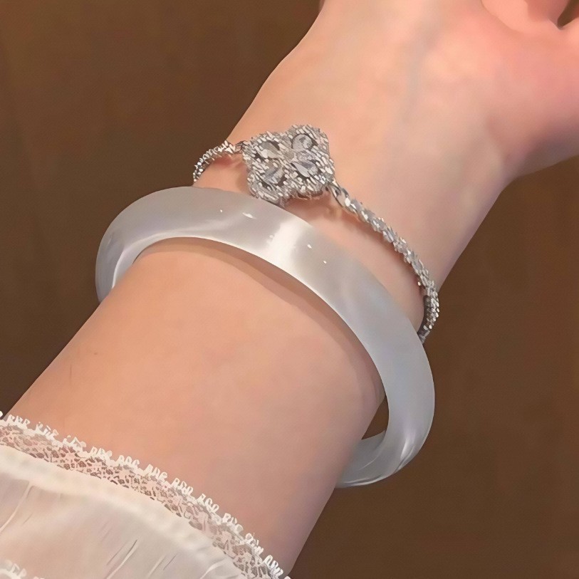 สร้อยข้อมือหยกแสงจันทร์สีขาวสร้อยข้อมือหยกหญิงน้ําแข็งโปร่งใสเมล็ดน้ําแข็ง Chalcedony โอปอลแก้วสไตล์จีนหนุ่ม
