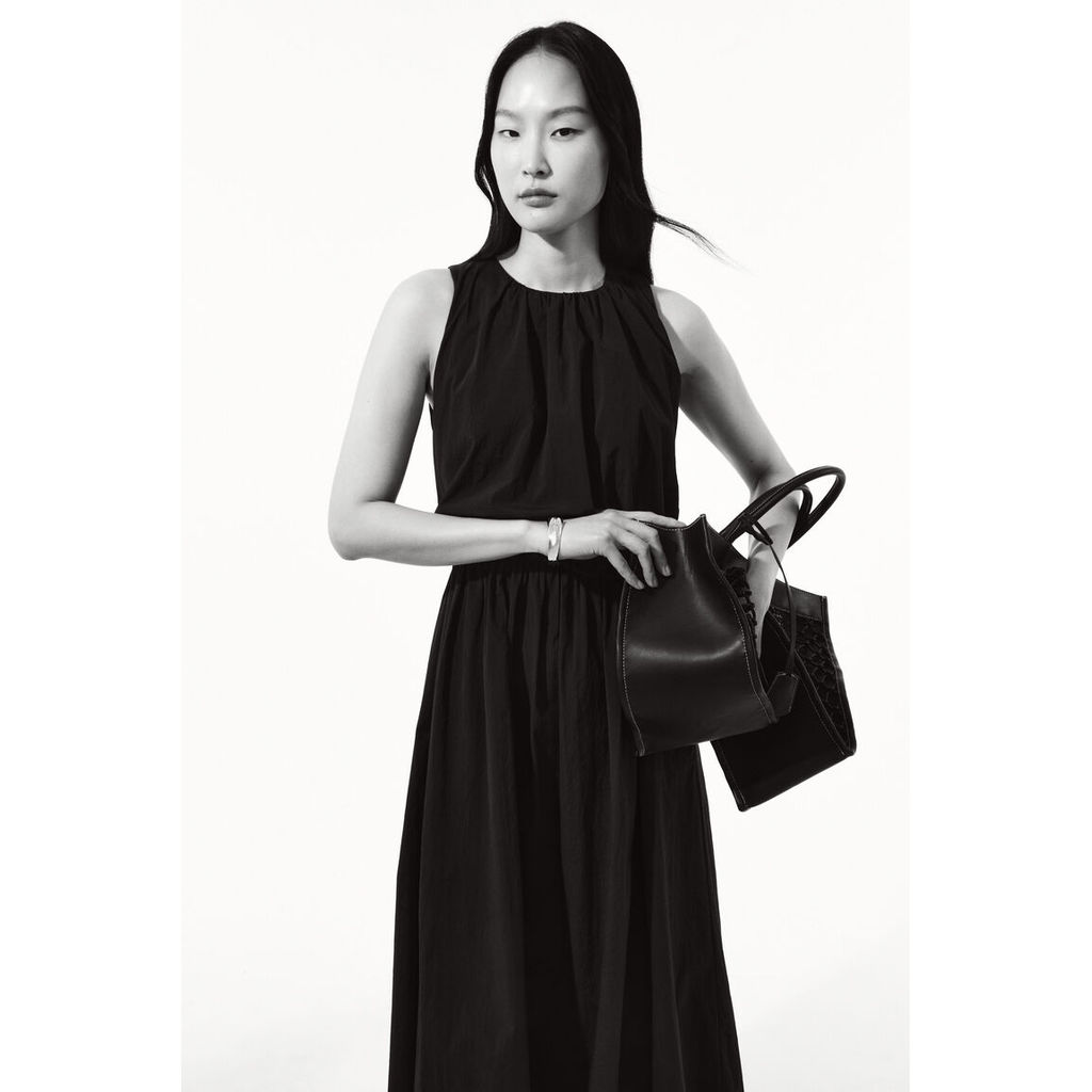 H&M(เอชแอนด์เอ็ม) เดรสดีไซน์เชือกผูกเอว ผู้หญิง 1347209_1