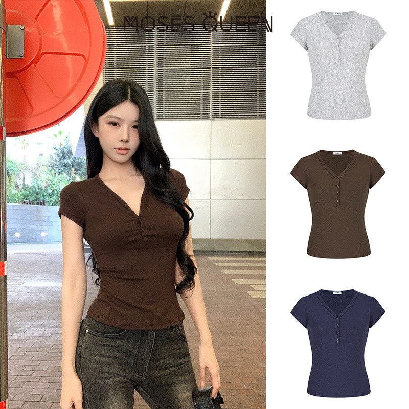 MOSESQUEEN ดีไซน์สไตล์อเมริกันเสื้อยืดแขนสั้นคอวีสาวแกร่งสําหรับผู้หญิงเหมาะกับหน้าร้อนเสื้อท็อปทรงเข้ารูปและเพิ่มความหุ่นที่ไหล่ #62850