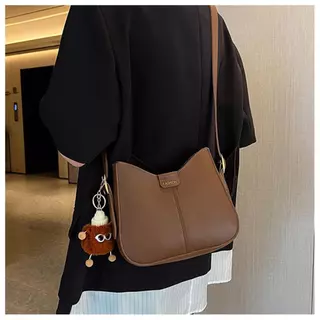 Baguette Bag กระเป๋าสะพายข้างผู้หญิง หนัง PU คุณภาพดี พร้อมพวงกุญแจการ์ตูนและสายสะพายปรับได้-369