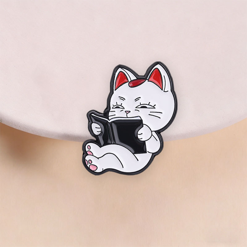 Kawaii Lucky Cat ตัวอักษร Lapel Pin ขี้เกียจอ่านแมวเคลือบเข็มกลัดสําหรับกระเป๋าเป้สะพายหลังผ้าทุกวันชุด Decor