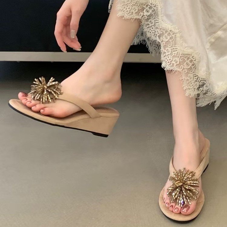 สุภาพสตรี Frosted Wedge Heel Flip-Flops Flip-Flops,คริสตัลพู่ดอกไม้ตกแต่งประดับดอกไม้,ส้นลิ่มความสูงไม่เหนื่อย,พื้นรองเท้ากันลื่น,ออกเดทจัดเลี้ยงช้อปปิ้งวันหยุด,สีนู้ดอ่อนโยน,2026ร้อน-