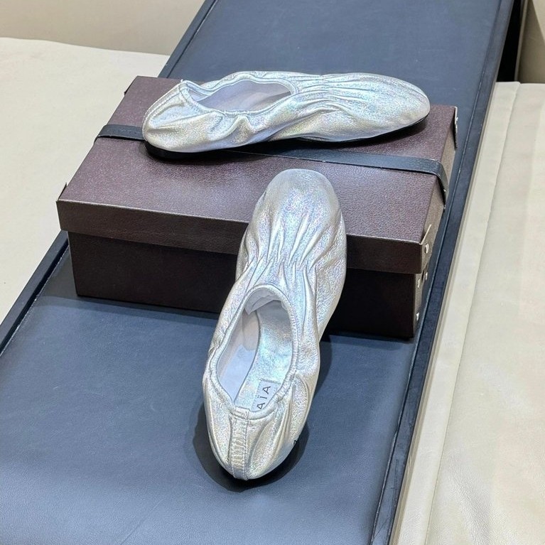 *** พี400
Alaia ss26 สินค้ามาใหม่~รองเท้าเดี่ยว

ALA A รองเท้าส้นแบนบัลเล่ต์ หนังเมทัลลิก ความมันวาว