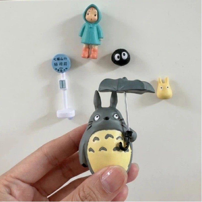น่ารัก Totoro 3D แม่เหล็กติดตู้เย็นสตูดิโอ Ghibli อะนิเมะรูป | รถบัสหยุด Mei Soot Sprite Kawaii แม่เหล็กตู้เย็นสําหรับไวท์บอร์ดห้องครัวน่ารักตกแต่งห้อง Ghibli แฟนของขวัญ