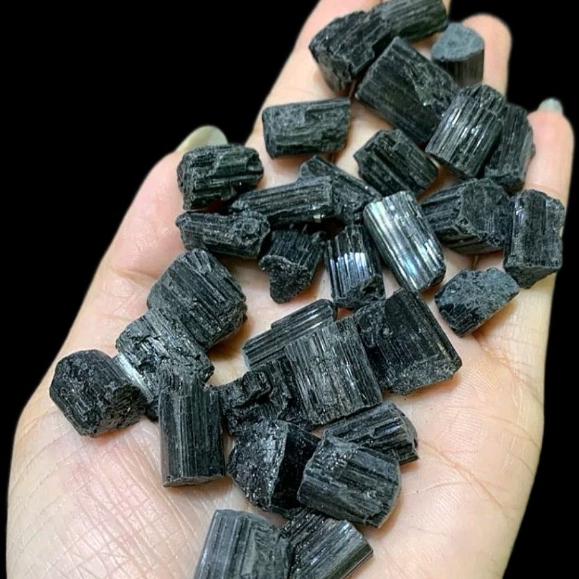 คริสตัลดิบ Black Tourmaline ขนาดเล็ก - คริสตัลหินพลังงาน