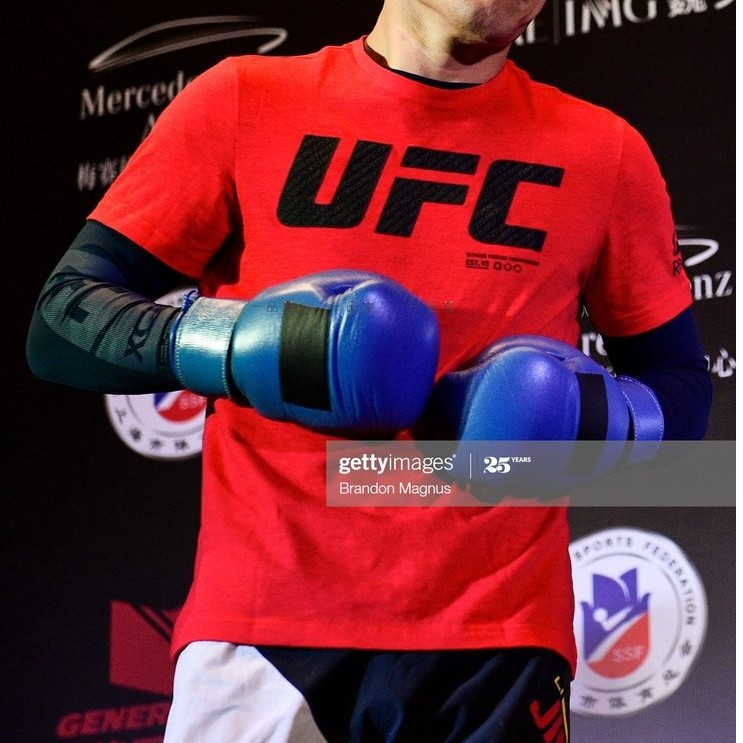 ผู้ชายสีแดง UFC Li Jingliang T เสื้อสีดํา UFC โลโก้พิมพ์สบายๆกีฬาลูกเรือคอ 100% ผ้าฝ้ายพรีเมี่ยม 5.1
