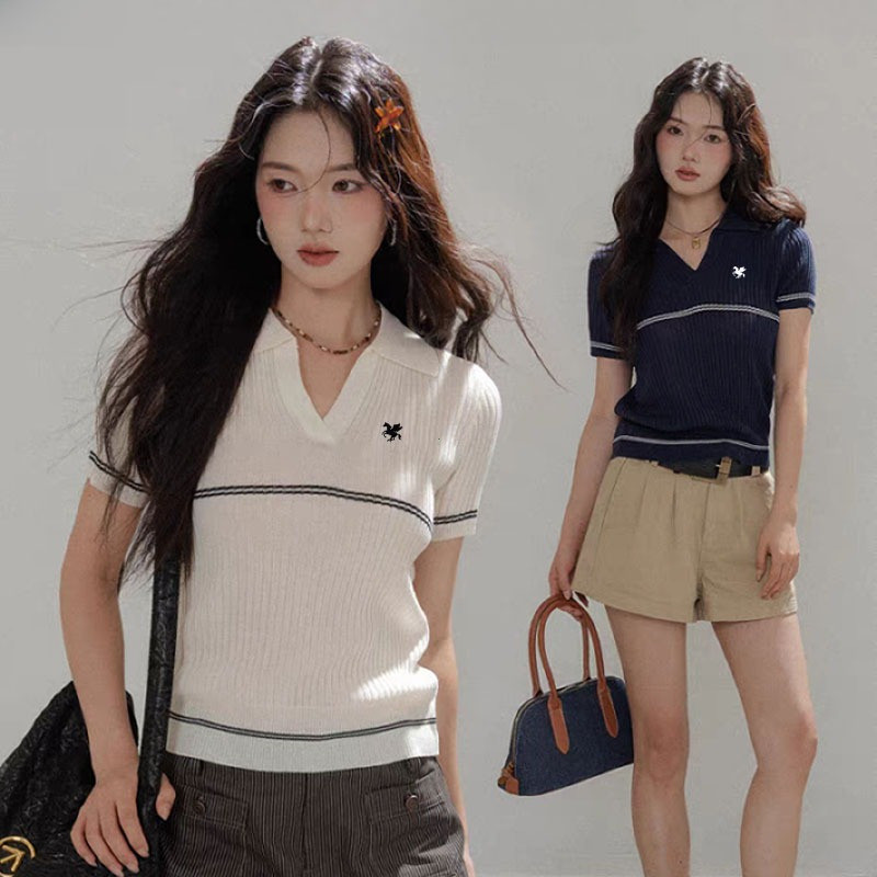 เสื้อไหมพรมสั้นแขนโปโลผู้หญิง ลายร่องปักโลโก้ม้า ลายเส้นขอบสีน้ำเงิน คอปก V-neck สไตล์เกาหลี นุ่มใส่สบาย เสื้อแต่งตัวประ