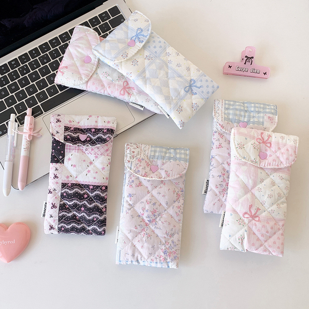 Quilted กล่องดินสอพิมพ์ลายดอกไม้ขนาดเล็กนักเรียนเบาะ Sketch ปากกากระเป๋าเก็บแว่นตากันแดดสําหรับเดินทางถุงเก็บฝุ่น