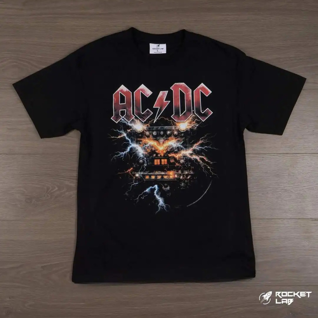 Rocket Lab ACDC เสื้อยืดสีดำ ผ้าคอตตอนพรีเมี่ยม USA สกรีนแบบ DTG งานละเอียดคุณภาพคมชัด ROC112 เสื้อ 