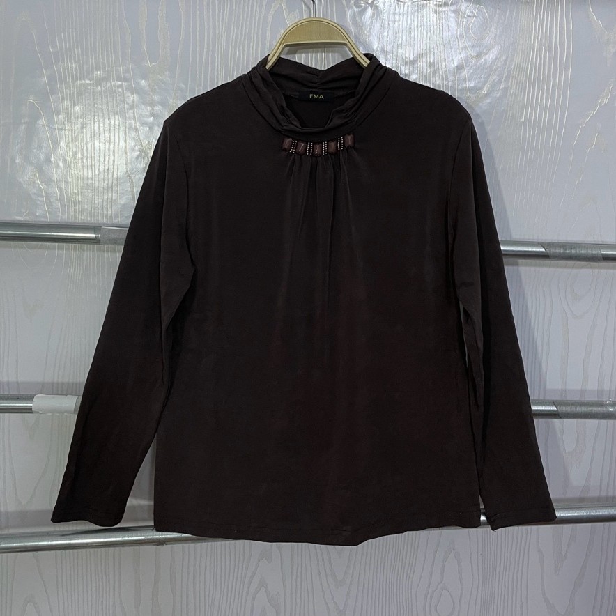 รหัส 1182 เสื้อแฟชั่นสีน้ำตาลเข้ม แบรนด์ EMA โดดเด่นด้วยดีไซน์คอเต่าแบบจับจีบระบาย