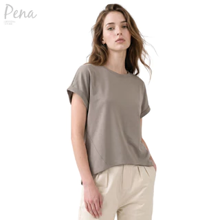 Pena House เสื้อยืดสตรีแขนสั้นทรงหลวม ดีไซน์ชายเสื้อหน้าสั้นหลังยาว PCTS062601