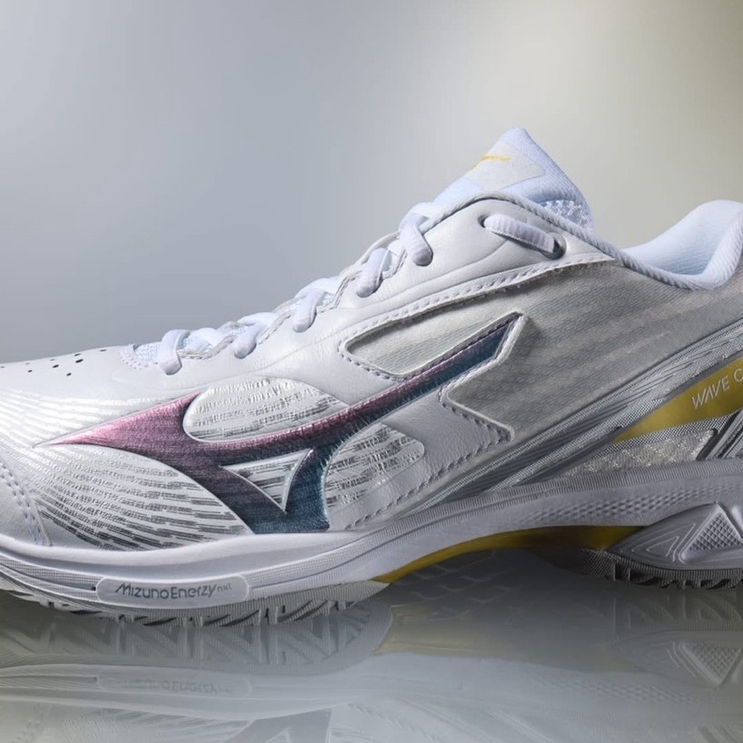 Mizuno Wave Claw Pro 3 (รหัสรุ่น 71GA265201) สี Limited BDSS ซึ่งเป็นรองเท้าแบดมินตันรุ่นท็อปที่เน้นความเร็ว