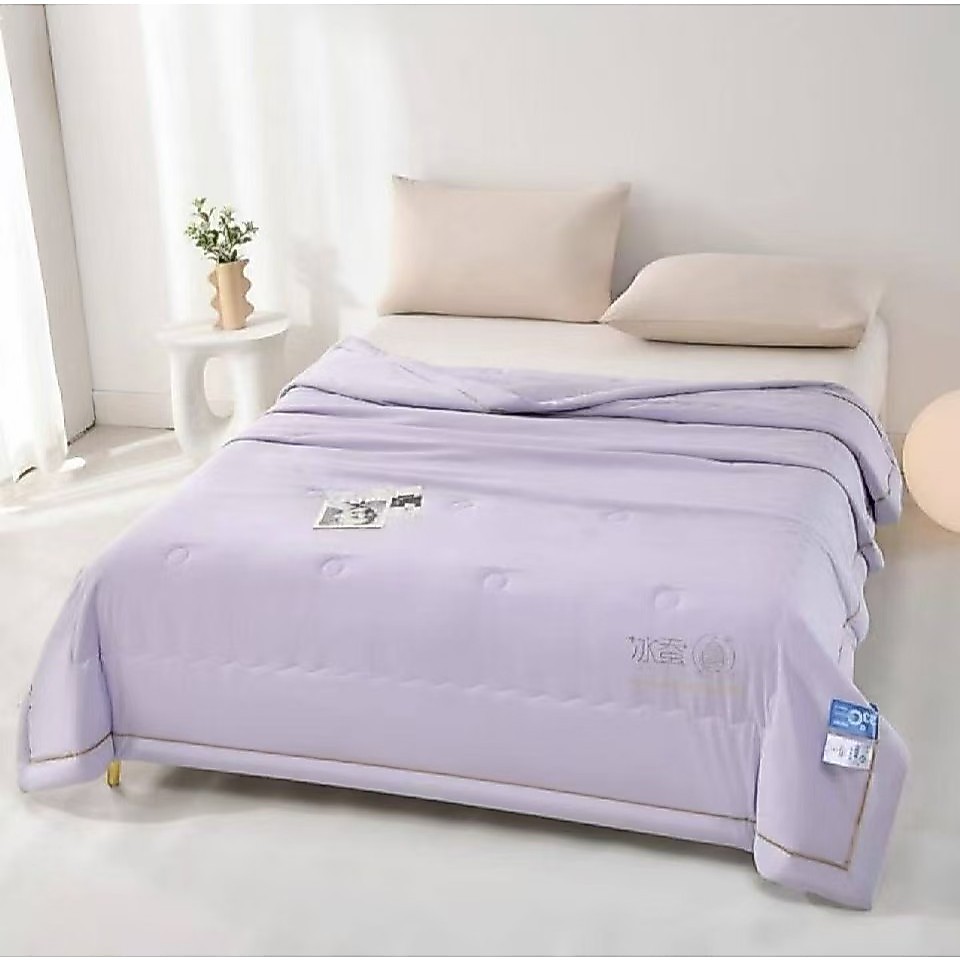 ผ้าห่มไหมเย็น 7 ฟุต (Silk Quilt) สีพื้นพาสเทล เป็นสีเดียวกันทั้ง 2 ด้าน ผ้านุ่ม ลื่น ห่มเย็นสบาย