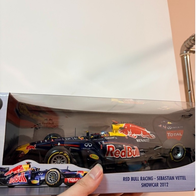 [สต๊อกพร้อม ติดต่อหากคุณมีคําถามใดๆ] Mini Cut minichamps 1/18 Red Bull Renault Fleet R
