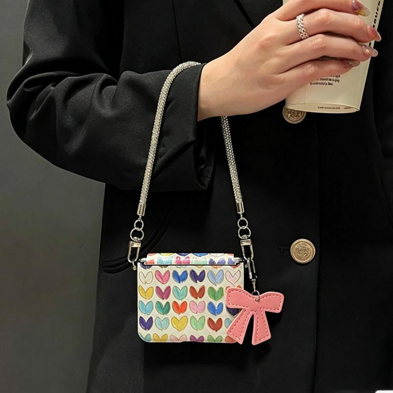 เกาหลีน่ารักสีสันสดใส Love Heart Case พร้อมสร้อยข้อมือ Glitter สําหรับ Samsung Galaxy ZFlip7 Z Flip6