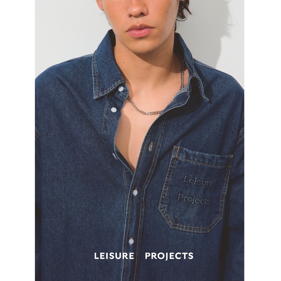 (Leisure Projects) LEISURE DENIM SHIRTS เสื้อเชิ้ตยีนส์แขนยาว ผ้าคอตตอน ทรงหลวม สวมใส่สบาย ดีเทลปั้มนูนไอคอนโลโก้