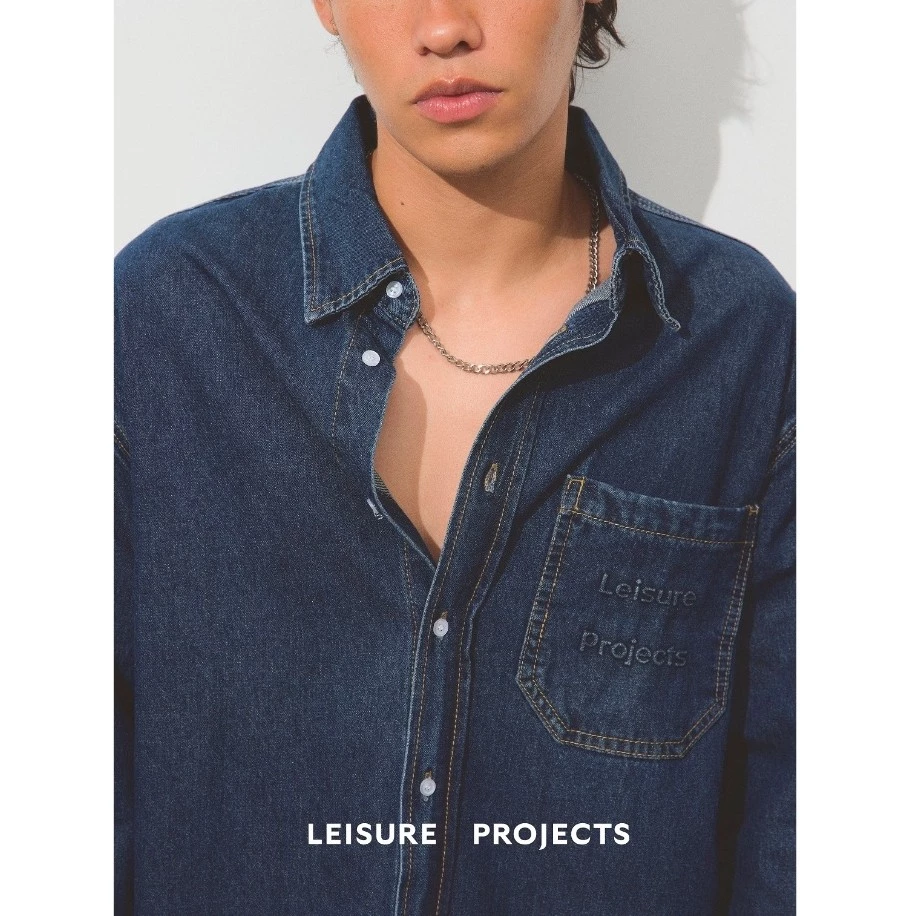 (Leisure Projects) LEISURE DENIM SHIRTS เสื้อเชิ้ตยีนส์แขนยาว ผ้าคอตตอน ทรงหลวม สวมใส่สบาย ดีเทลปั้มนูนไอคอนโลโก้