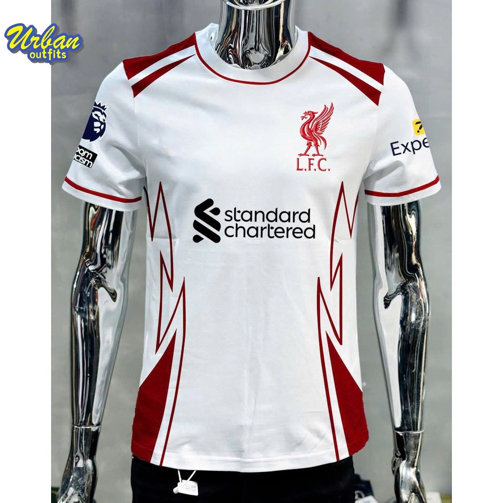 เสื้อแข่งสโมสร ลิเวอร์พูล 25/26 ฤดูกาล สีขาวในสี เป็นโพลีเอสเตอร์ มีปกกลม แขนสั้น พร้อมพิมพ์ 3ง เหมาะสําหรับผู้ใหญ่และเด็ก