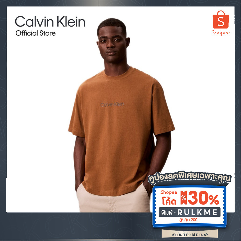 CALVIN KLEIN เสื้อยืดคอกลมแขนสั้นผู้ชาย Standard Logo ทรง Relaxed รุ่น 40HM228 2E3-สีน้ำตาล