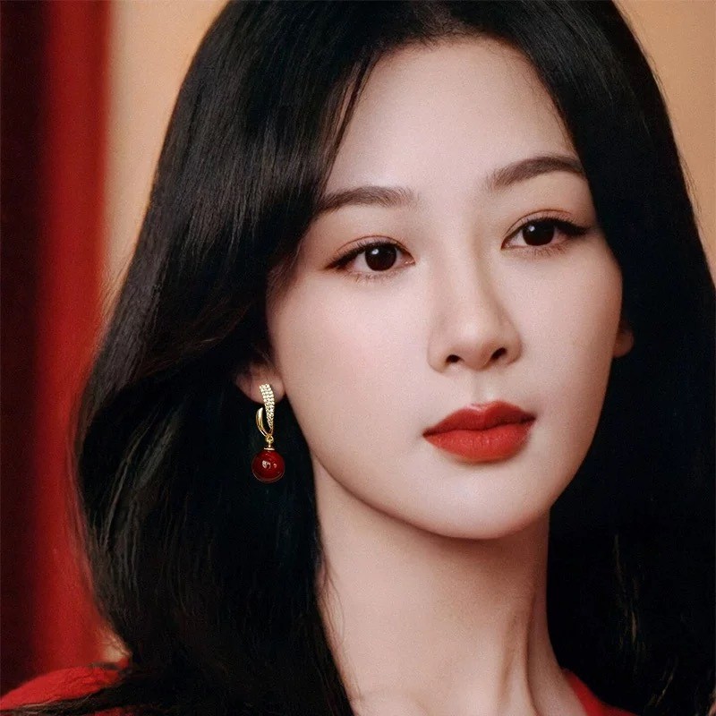 Yang Zi ต่างหูมุกสไตล์เดียวกันหญิง 2025 ความรู้สึกระดับไฮเอนด์ Classy ต่างหูต่างหูสีแดงงานรื่นเริง