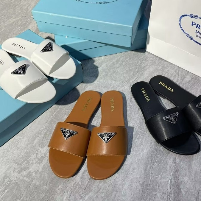 [35-42] รองเท้าแตะแฟชั่น PRADA หนังคุณภาพสูงกีฬากลางแจ้งรองเท้าแตะสุภาพสตรี