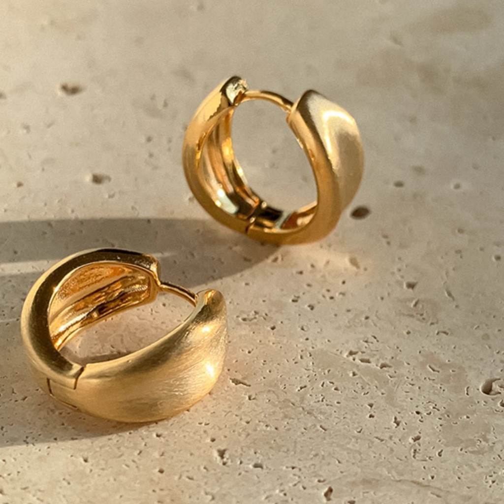 Vnox Gold Tone Brushed Hoop ต่างหูสําหรับผู้หญิง, Minimalist Satin Finish Ear Cuffs, ของขวัญแฟชั่นน้ําหนักเบา