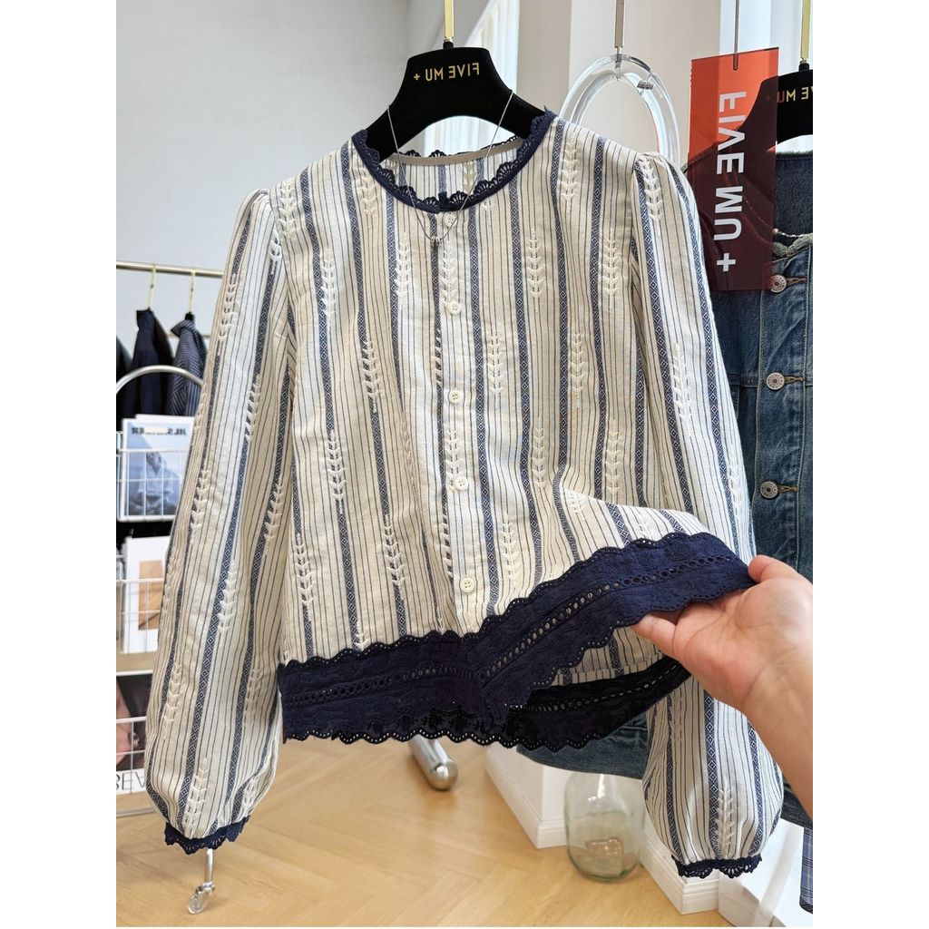 เสื้อเชิ้ตลายทางแขนยาวผู้หญิง สไตล์วินเทจเกาหลี ตกแต่งขอบลูกไม้สีน้ำเงินเข้ม ลายปั๊มเมล็ดข้าวสาลี เนื้อผ้าบางเบาระบายอากาศ ลุคน่ารักอ่อนหวาน เหมาะฤดูใบไม้ผลิ‑ฤดูใบไม้ร่วง ใส่ทำงาน เที่ยวพักผ่อน พร้อมส่ง